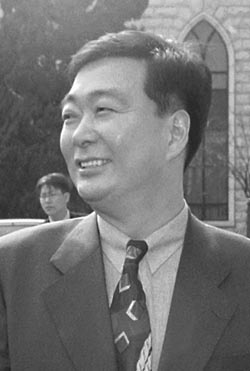 ‘부자’ 홍업씨  집 팔고 전세사는 까닭