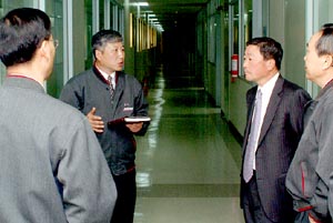 구본무 LG그룹 회장 항균제 ‘팩티브’ FDA 승인에 희색
