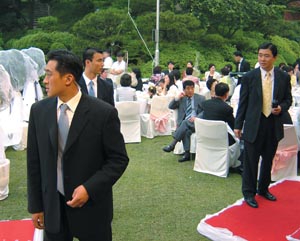 보디가드들이 털어놓은 톱스타 결혼식 막후 스토리