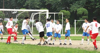 후끈 달아오른 조기축구회에선 이런 일이