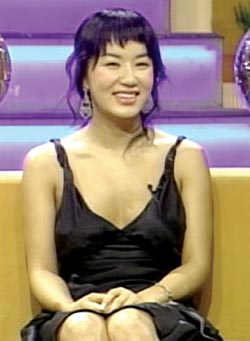 ‘노출패션’ 논란 휘말린 엄정화