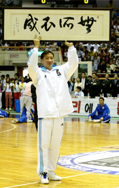 농구선수 허재 - 지난 10일 우승 아깝게 놓치고 30년 선수생활 은퇴