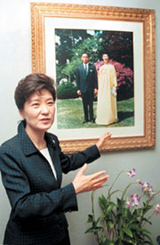 박근혜의 ‘박정희 마케팅’ 딜레마