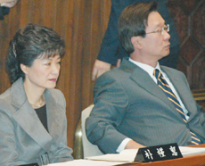 강재섭 의원 - 박근혜 대표와 은근한 ‘대립각’