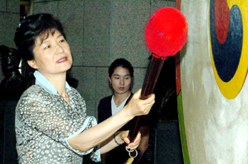 추락하는 한나라당 안팎서 욕먹는 사연
