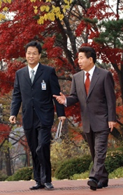 참모들은 지금 ‘숙제’중