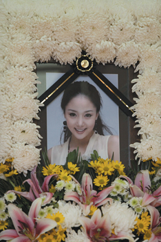 무엇이 유니를 죽음으로 내몰았나