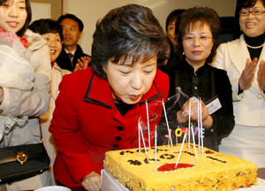 [박근혜 전 대표] 팬클럽 자택으로 초대해 생일파티