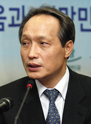 [이병완 대통령 정무특보] “돈 선거 없애고 권력문화 바꿨다” 주장