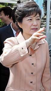 육영재단 둘러싼 박근혜-이명박 숨겨진 인연