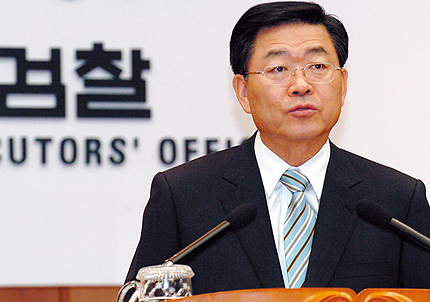 [이명박 박근혜 중간수사 그후] 검찰과 정치권 ‘전면전’ 치닫나