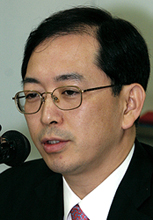 [강문석 동아제약 이사] 배임혐의 해명 직원들 요구에 돌연 실신
