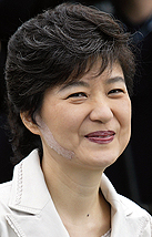 [박근혜 전 대표] MB와 거리두기 전략 적중 주가 급부상