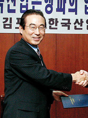 전 산은부총재 이윤우 금품수수 의혹 내막