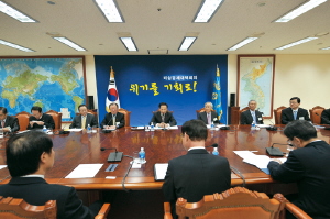 윤중현 ''워룸'' 출현 내막