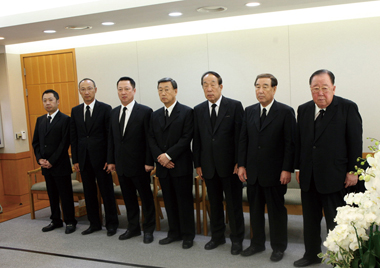지주사전환 두산 전 검찰총장 2명 영입 왜?