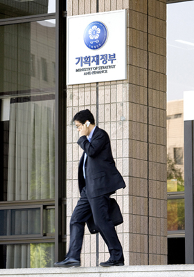 재정경제부+기획예산처 기획재정부 한숨 커지는 사연