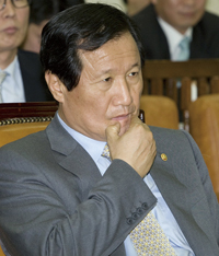 감세기조 속 증세 논란 재정부 직원들 속타는 내막