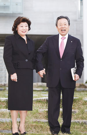 일본 파친코 업계 대부 한창우 마루한 회장 자서전으로 본 성공비화