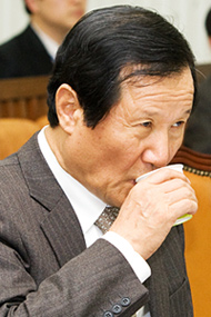 윤증현 재정부 장관 ‘G20 스트레스’ 속사정