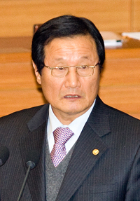 윤증현 장관 감기몸살 앓는 속사정