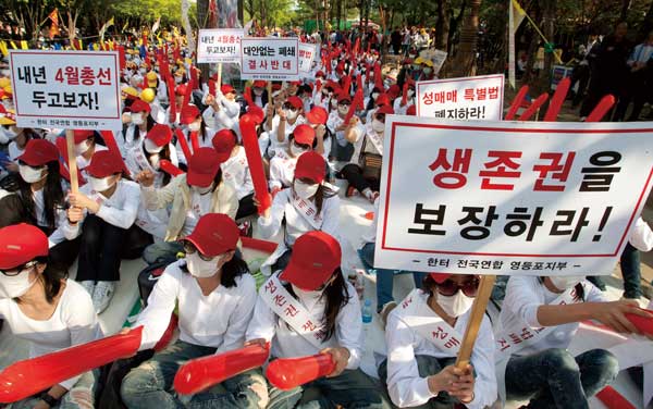 성매매 여성들 ‘집창촌 폐쇄 반대’ 시위 나선 내막