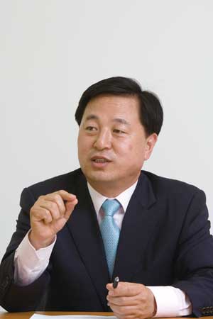 LH 역풍 맞는 김두관 친박 미소 짓는 까닭