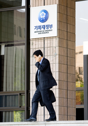 김정일 사망 ‘이틀 공백’ 재정부 한숨 돌린 내막