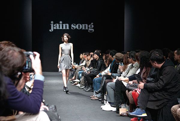 2012서울패션위크 ‘화려한 외출’