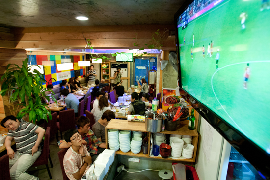 올림픽 축구 결승행 좌절에 안타까워하는 시민들