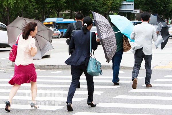 태풍은 갔지만…기상청 아직도 떨고 있는 까닭