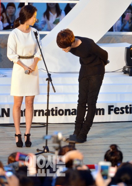 ‘자칼이 온다’ 무대인사 김재중-송지효 ‘깜짝 노래선물’