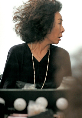 윤여정, 임상수 감독 영화에서 베드신 찍고 홍상수 감독에게 사과한 사연