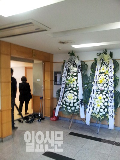 [현장 이모저모]김성수 전부인 영정 보고 오열…유리가 보낸 조화 눈길