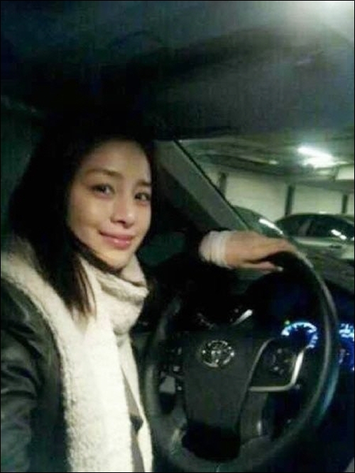 김태희 운전대 잡은 사진 공개, '생얼' 불구 자체발광 미모 폭발