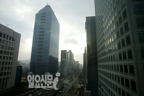 교보타워 등 강남 빌딩 4곳 정전, 전력수급 아닌 전력선로 문제인 듯