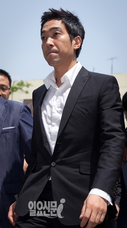 자숙 중이라던 고영욱, 경찰서 나갈 때 누가 데리러 왔을까
