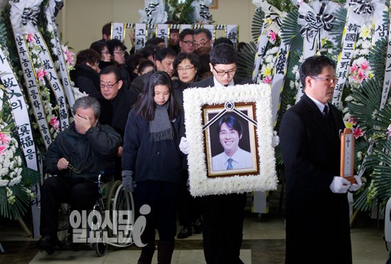 ‘그냥 좀 울지…’ 조성민 발인 내내 무표정한 환희 준희 남매 더 안쓰러워