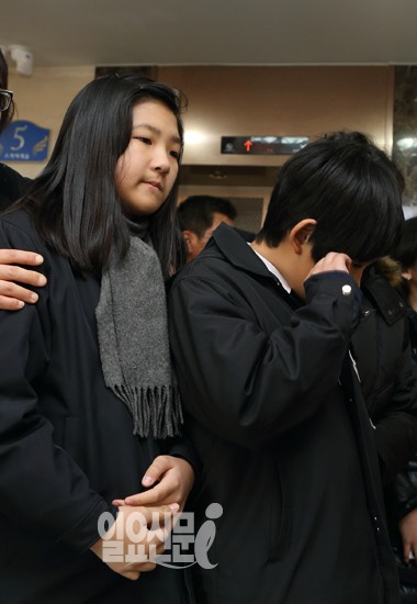 고 조성민 2세 환희·준희 남매, 유골함 안치 앞두고 끝내 눈물