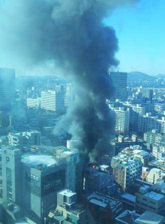 [속보] 강남구청역 인근 화재 발생…소방대원들 진화 작업 중