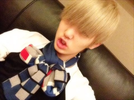 B.A.P 젤로, 강제선물 셀카 공개해 화제..."베뷔들에게 날 강제 선물한다"
