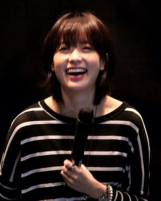 한효주 꽃미소 사진 화제... 해맑게 웃는 모습에 팬들 '올킬'