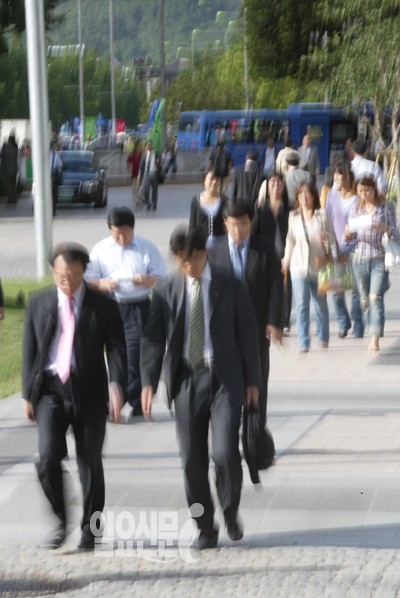 직장인, 밑 빠진 통장에 월급 붓기? “10명 중 7명 매달 적자”