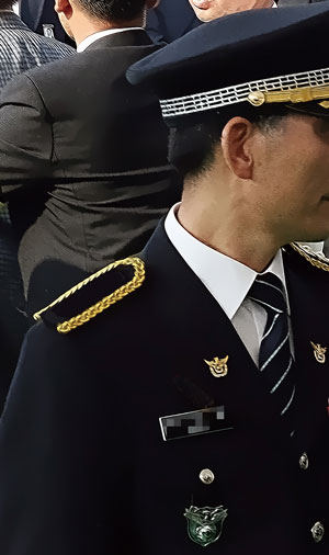 경찰 돈 뜯은 간 큰 꽃뱀 풀스토리