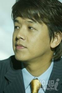 위치추적기 불법 사용 여부는 침묵, 핵심 빠진 류시원 공식입장