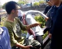 제주 해군기지 여성활동가 추락사고... 강정마을회 "경찰에 밀쳐져 떨어졌다" 파문
