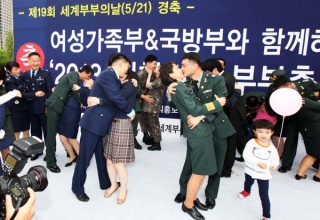 정부 부처 잇단 ‘핑크빛 행사’ 논란