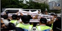 '박근혜 하야' 외친 한대련 대학생들, 기자회견 후 전원 연행