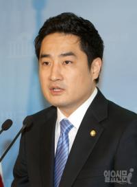강용석이 왜? 때리는 보수·두둔하는 진중권…'트위터 설전' 후끈