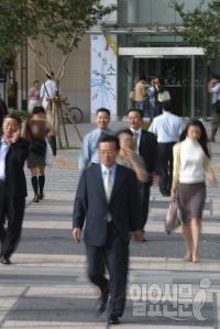 직장인 거짓우정이 태반…'가면 쓰고 웃고 있다' 충격